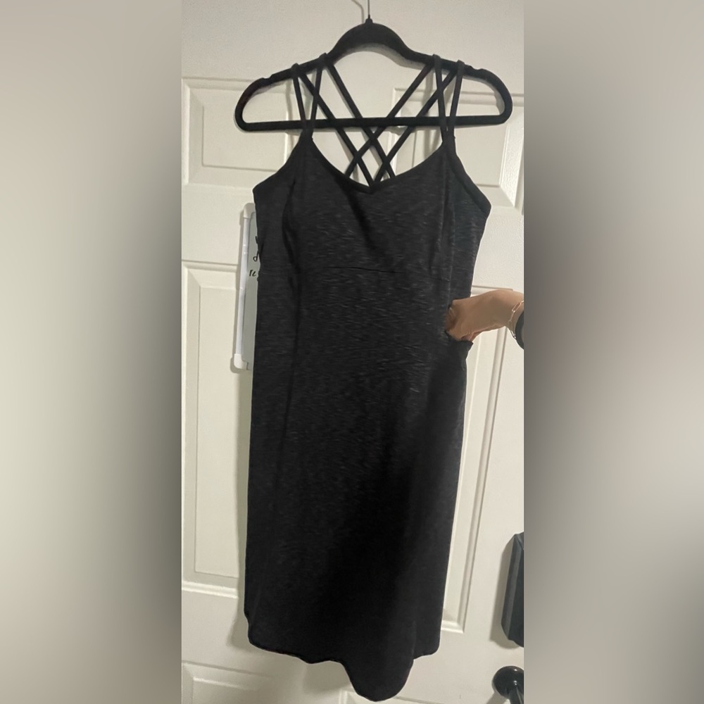 The North Face 🖤Empower Cross strap back, Athletic dress with pocket, size Med